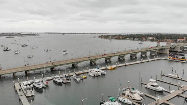 St. Augustine, Florida. Bahar günbatımında gökyüzü manzarası.