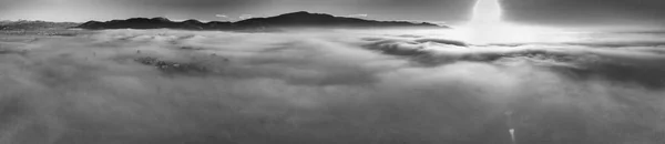 Vista Aérea Panorámica Del Escenario Rural Rodeado Niebla Vista Desde —  Fotos de Stock