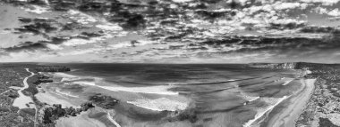 Pennington koyunda günbatımı, Kanguru Adası. Panoramik hava güzel plajı ile kristal berraklığında suları, Avustralya.