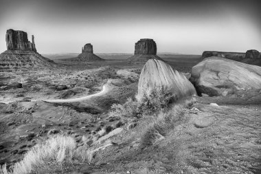 Monument Valley inanılmaz manzara Sunset'teki bir güneşli yaz, Arizona - ABD
