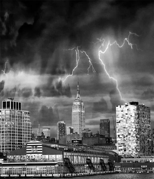 New York City Med Åskväder Närmar Sig Manhattan Skyline — Stockfoto