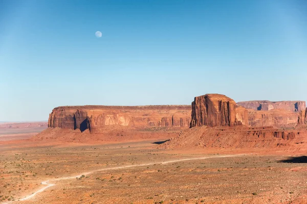 Erstaunliche Landschaft Des Denkmalstals Einem Sonnigen Sommernachmittag Mit Dem Mond — Stockfoto