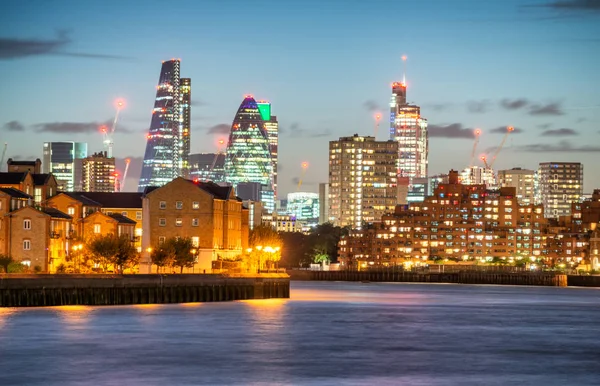 Edificios Comerciales River Thames Canary Wharf Por Noche Londres — Foto de Stock