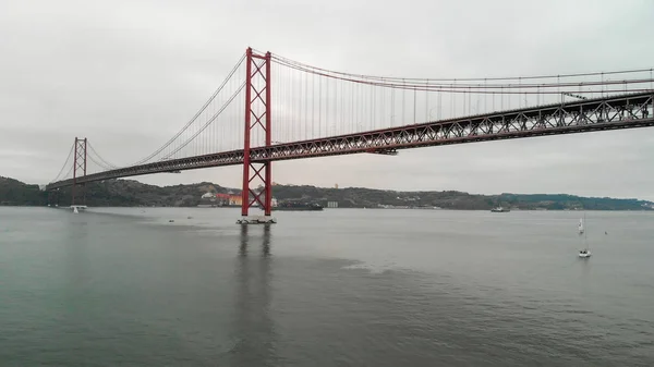 秋には ポルトガルのリスボン 月赤い橋の空撮 — ストック写真
