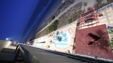 Otel binasının yakınındaki deniz kıyısı görüntüleri.