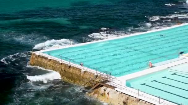 Letecké Záběry Lidí Plaveckých Bazénu Pláži Bondi — Stock video