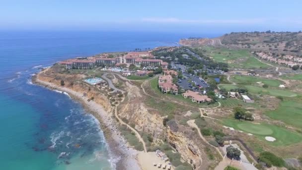 Imágenes Aéreas Hermosa Orilla Del Mar Con Varios Edificios Privados — Vídeo de stock