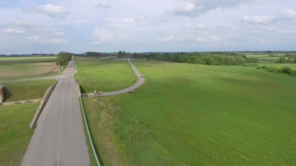 Imágenes Escénicas Aviones Tripulados Volando Sobre Campo Verde — Vídeo de stock