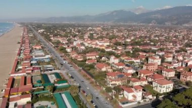 Güneşli sabah Forte dei Marmi siluetinin havadan panoramik görüntüleri, Toskana, Italya