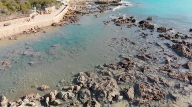 güzel kayalık deniz kıyısı, yaz tatili kavramı sakin görüntüleri