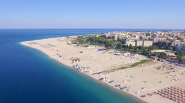 güzel dalgalı denizin sakin görüntüleri, Calabria Soverato Beach