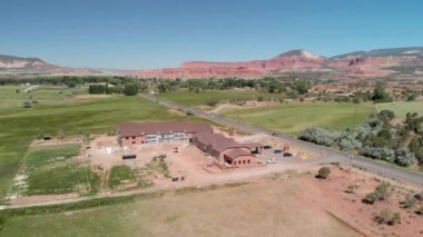 Yeşil tarlada yol yapımının hava görüntüleri