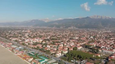 Güneşli sabah Forte dei Marmi siluetinin havadan panoramik görüntüleri, Toskana, Italya