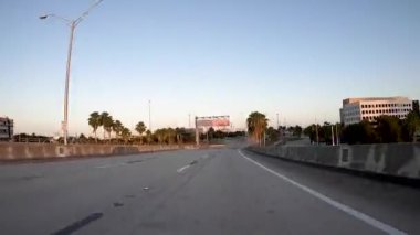 Miami sokaklarında içen arabanın görüntüsü