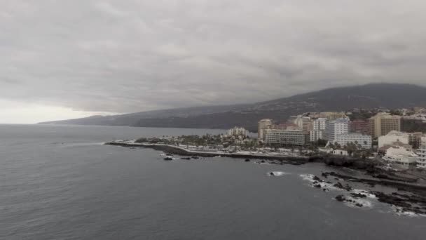 様々なプライベートとホテルの建物と美しい海岸の空中映像 ガラチコプール — ストック動画