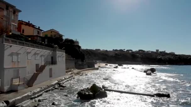 Luftaufnahmen Von Schönen Küstenabschnitten Mit Verschiedenen Privat Und Hotelgebäuden Castiglioncello — Stockvideo