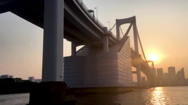 Αστικό Σκηνές Της Όμορφης Γέφυρας Της Πόλης Στο Ηλιοβασίλεμα — Αρχείο Βίντεο