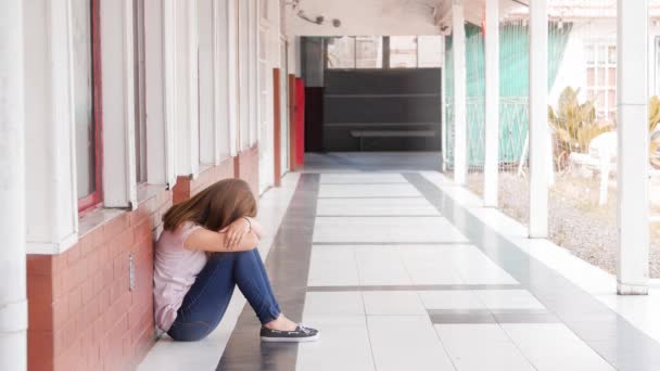 Metraje Chica Acosada Sentada Piso Del Pasillo Escuela Secundaria — Vídeos de Stock