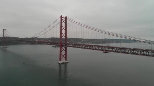 Zdjęcia Lotnicze Pięknego Mostu Lizbońskiego Pochmurny Dzień — Wideo stockowe