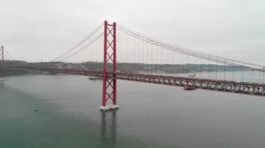 bulutlu günde güzel lizbon köprüsünün havadan görüntüleri