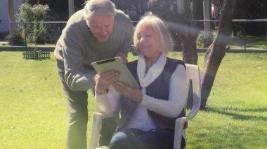 Yaşlıların huzurevinde zaman geçirdikleri görüntüler