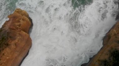 güzel kayalık deniz kıyısı, yaz tatili kavramı sakin görüntüleri