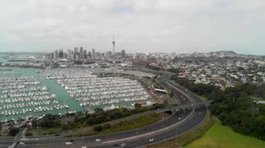 Bulutlu bir günde Auckland Limanı 'nın hava görüntüleri
