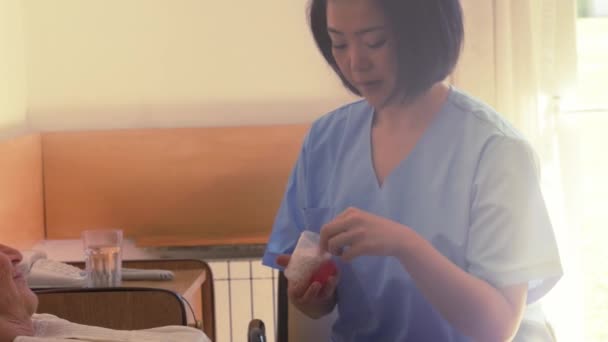 Filmaufnahmen Von Asiatischer Krankenschwester Helfen Frau Ins Bett Gehen — Stockvideo