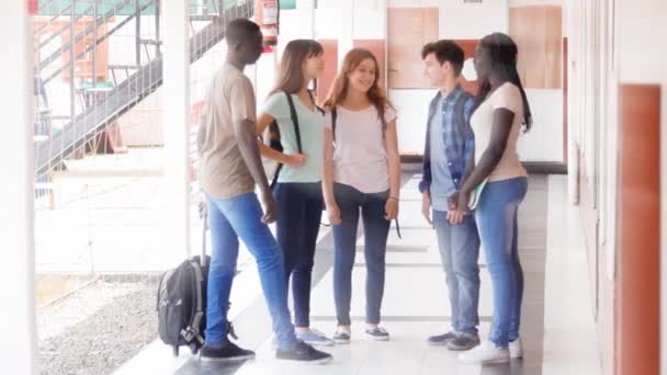 Imágenes Los Estudiantes Charlando Sala Escuela Secundaria — Vídeo de stock