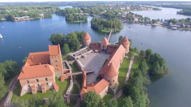 立陶宛特拉凯城堡令人惊叹的古董建筑的空中镜头 — 图库视频影像