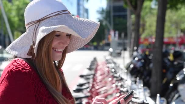 Rekaman Wanita Muda Yang Cantik Menggunakan Smartphone Jalan — Stok Video