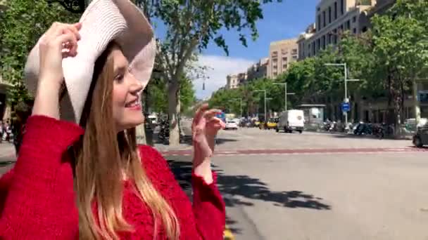 Riprese Una Bellissima Giovane Donna Sulla Strada Barcellona Spagna — Video Stock