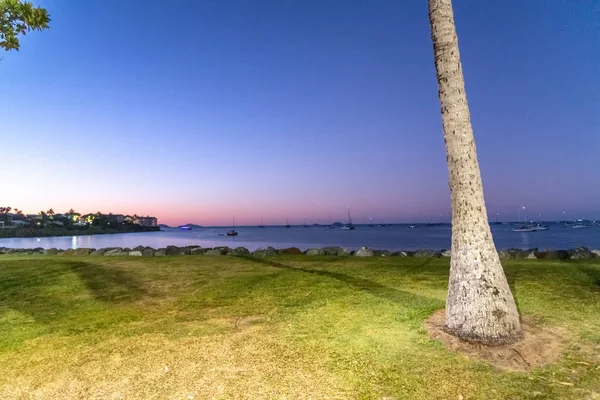Beautiful Park Sea Sunset Palm Boats Coastline — Stock Photo, Image