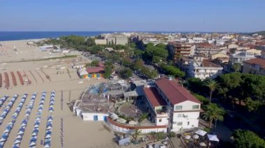 sahilde dinlenen insanlar ile güzel sahil havadan görüntüleri, Soverato Beach