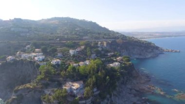Güzel dalgalı deniz kıyılarının manzaralı görüntüleri