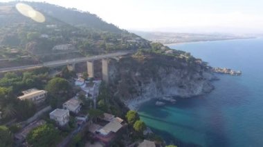 güzel kayalık deniz kıyısı, yaz tatili kavramı sakin görüntüleri