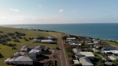 güzel kayalık deniz kıyısı, yaz tatili kavramı sakin görüntüleri