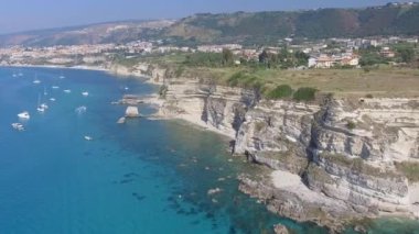 güzel kayalık deniz kıyısı, yaz tatili kavramı sakin görüntüleri