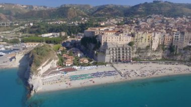 güzel kayalık deniz kıyısı, yaz tatili kavramı sakin görüntüleri