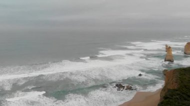 güzel kayalık deniz kıyısı, yaz tatili kavramı sakin görüntüleri