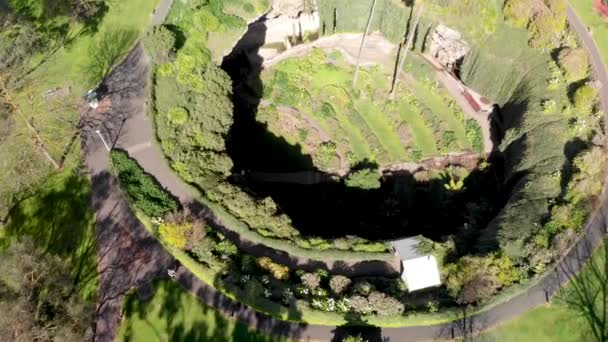 Schilderachtige Luchtbeelden Van Het Prachtige Umpherston Sinkhole — Stockvideo