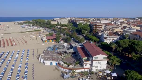 해변에서 휴식을 취하는 사람들과 아름다운 해변의 Soverato — 비디오
