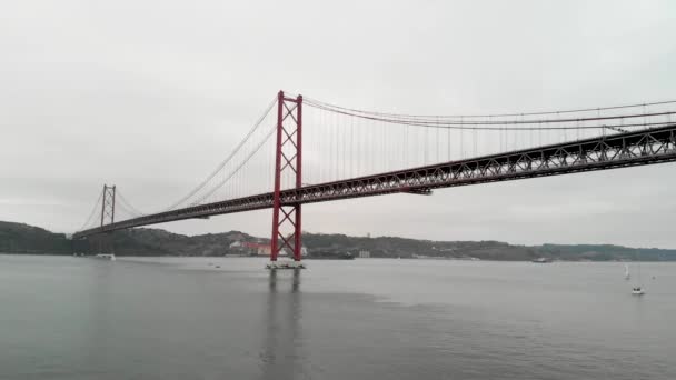 Luftaufnahmen Der Schönen Brücke Von Lissabon Bewölkten Tagen — Stockvideo