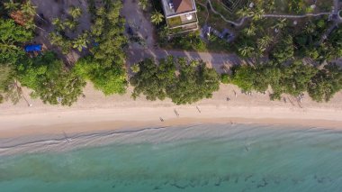 Kristal berraklığında su ile okyanus plaj güzel hava havai görünümü.