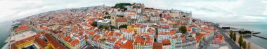 Alacakaranlıkta, Portekiz Lizbon siluetinin panoramik havadan görünümü.