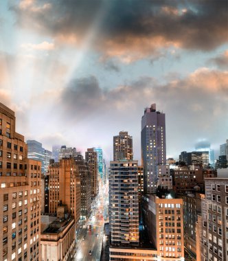 Midtown Manhattan siluetinin gece, bir şehir çatıda görüntülemek.