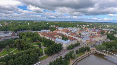 Tartu, Estonya. Yaz gün batımında panoramik havadan görünümü.
