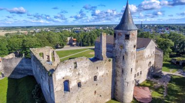 Ortaçağ Kalesi, Haapsalu, Estonya. Yaz sezonu güzel havadan görünümü.