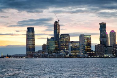 Jersey City günbatımı manzarası olarak görülen bir yolcu gemisi, New York arka plan üzerinde Özgürlük Anıtı ile gelen