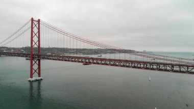 Sonbaharda, Portekiz Lizbon 25 Nisan kırmızı Köprüsü'nün havadan görünümü.